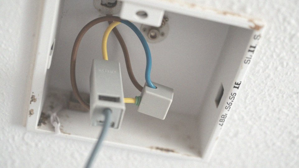 Co jest potrzebne do podłączenia żyrandola z 3 kablami?